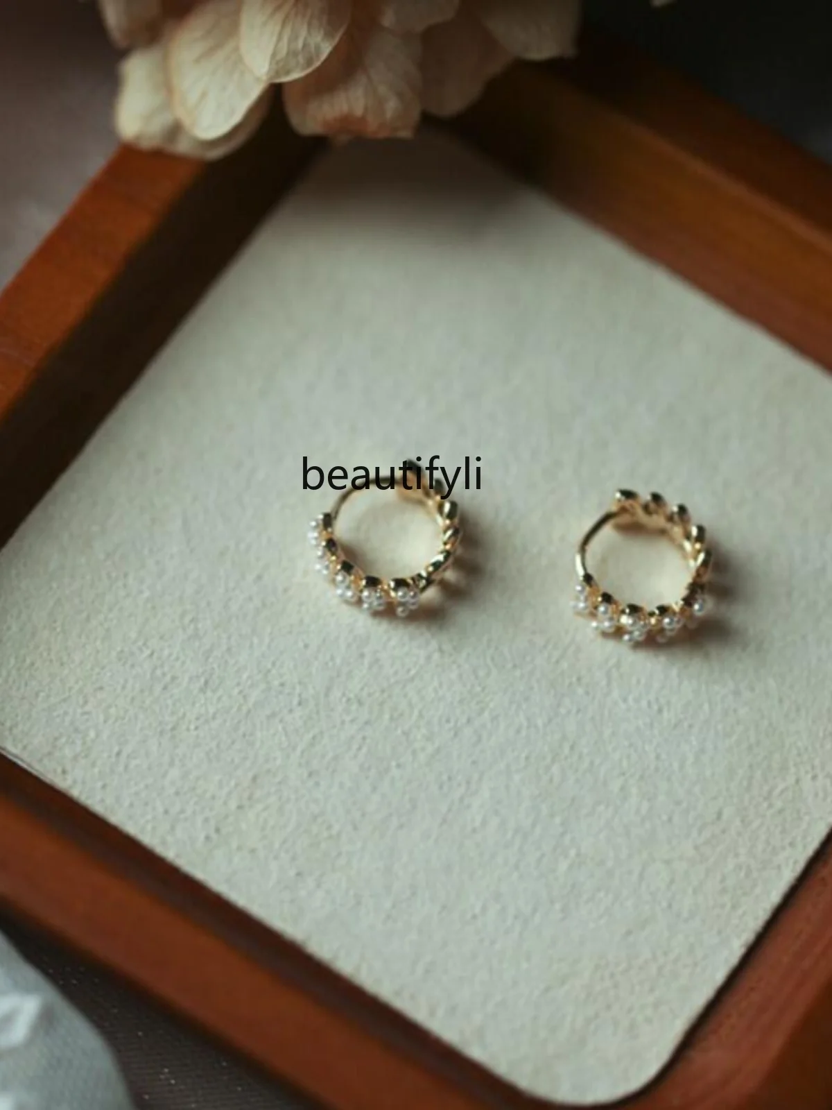 Small leaf pearl earrings niche design sense high fashion sweet exquisite 14K gold ring ear buckle