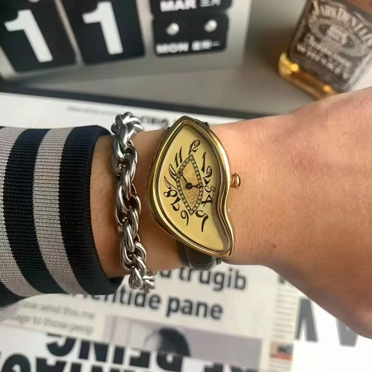 New Retro Y2k Special-shaped Twisted and Melted Clock Diamond Watch for Men Women Personalized High-end Waterproof Wristwatch