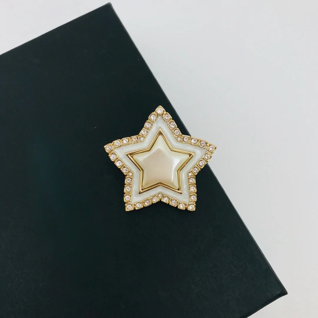 New European and American high-end retro style fashion five-pointed star resin personality brooch