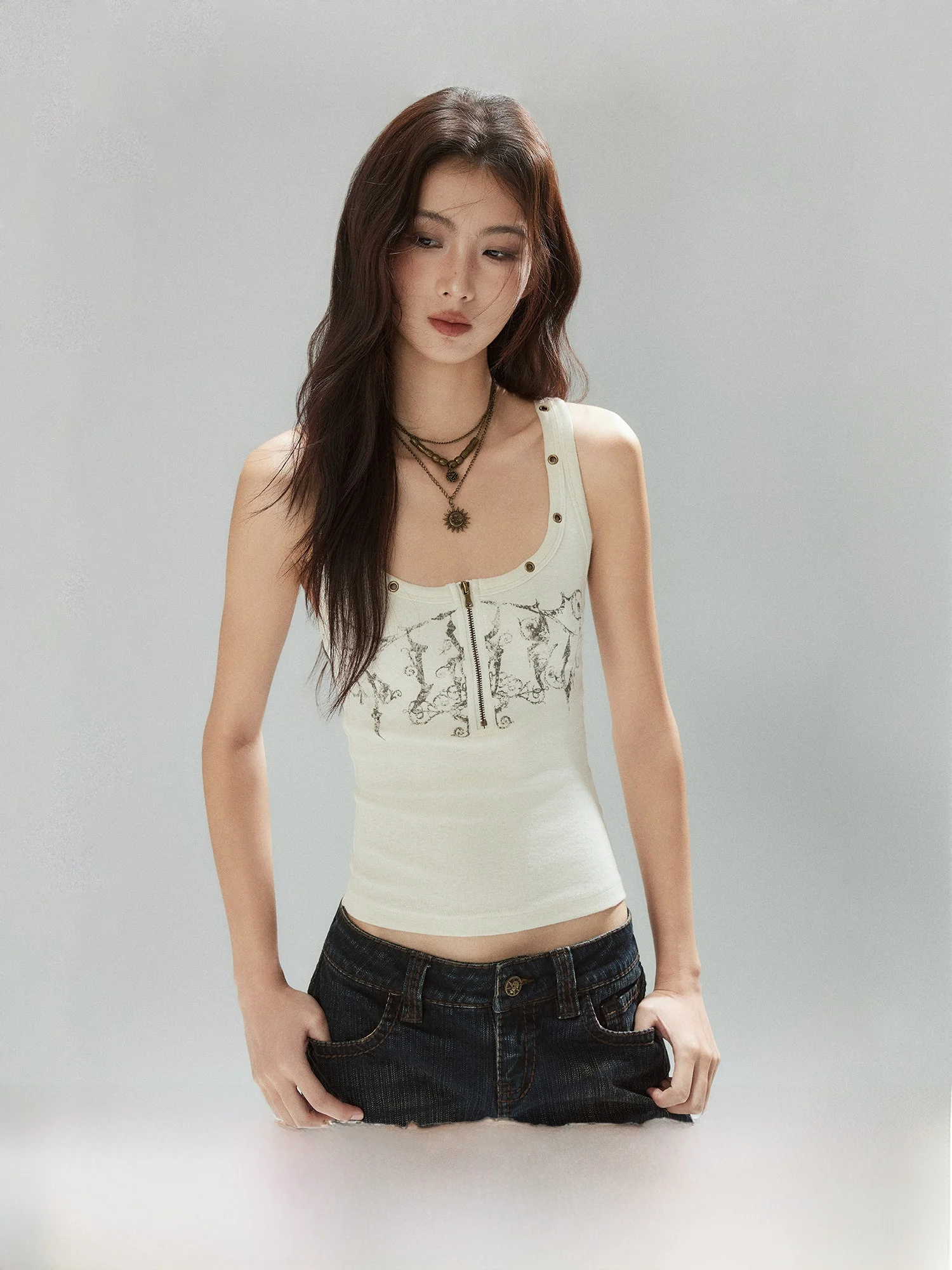 

Низкоплотный уличный жилет Slim Fit в стиле мокасин, белый, с геометрическим узором, в стиле рабочей одежды, с открытым U-образным вырезом, с принтованными бретелями, из смесового хлопка