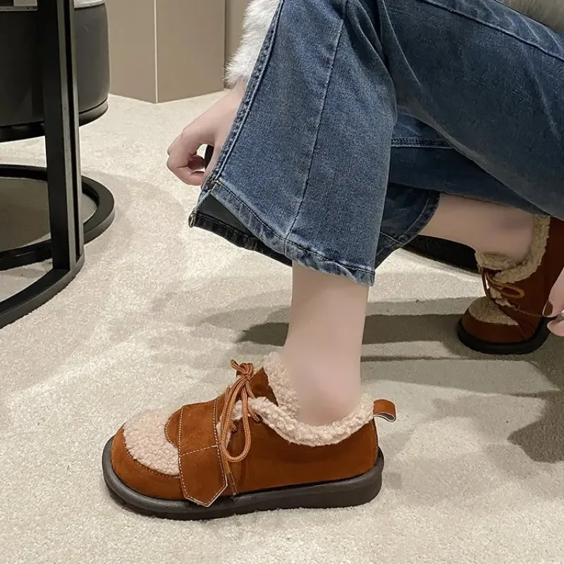 Zimowe krótkie pluszowe mieszkania bawełniane buty sznurowane Casual Trend buty 2024 nowe modne ciepłe wygodne buty damskie Mujer