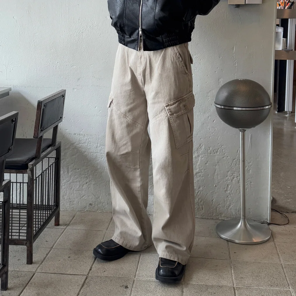 

Vintage-style, distressed workwear jeans for men, loose-fitting straight-cut wide-leg pants for spring and autumn