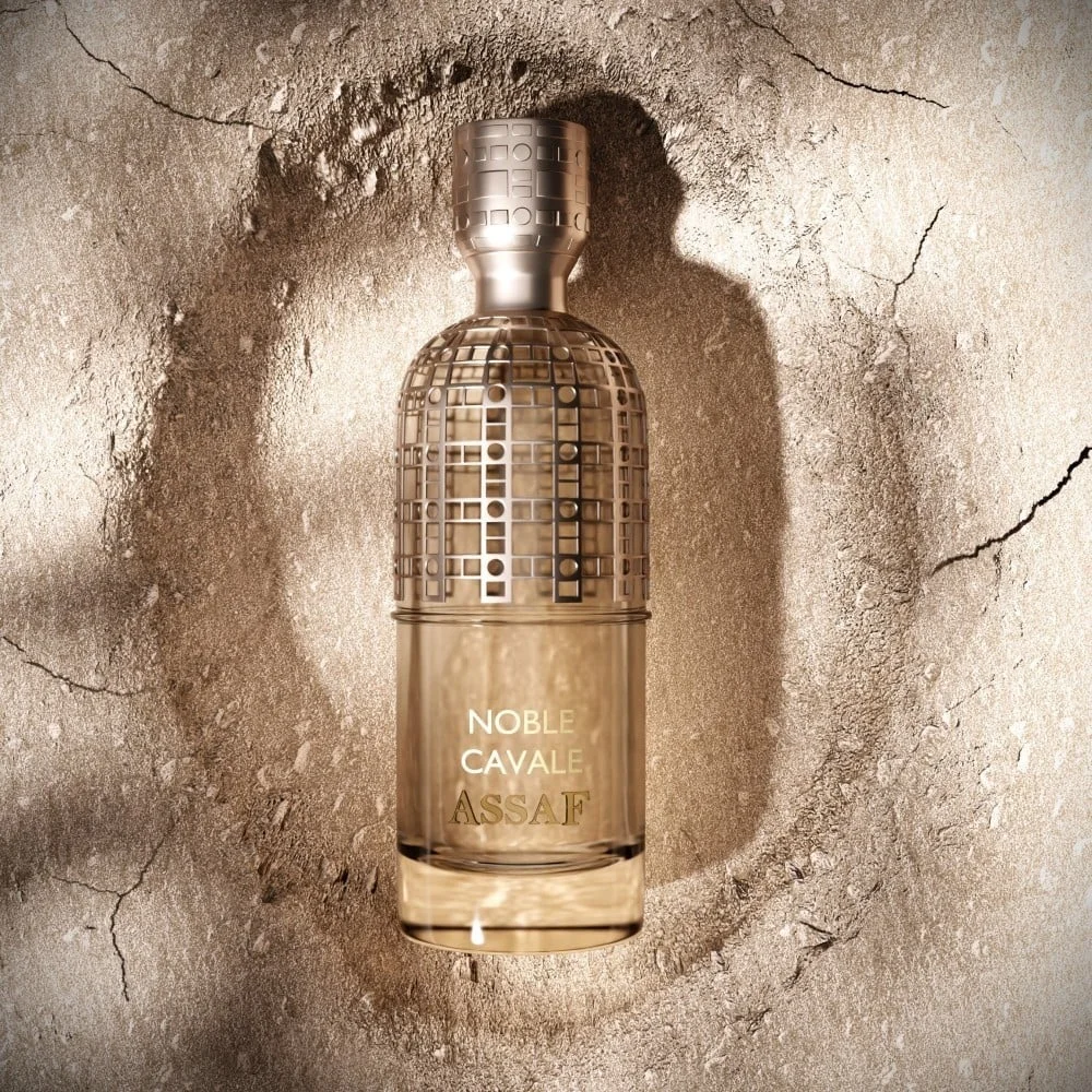 عطر العود العربي الفاخر، رائحة خشبية غامضة عميقة، عطر يدوم طويلاً