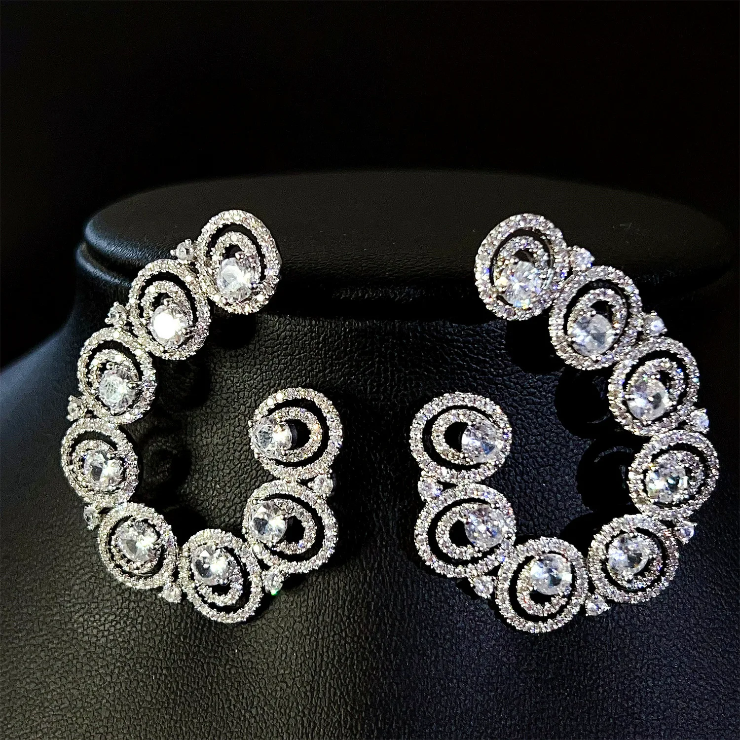 

Popular Light Luxury Retro Sparkle Round Earrings Women's Dress Decoration Light Luxury Jewelry Dubai Wedding Holiday Gift E361