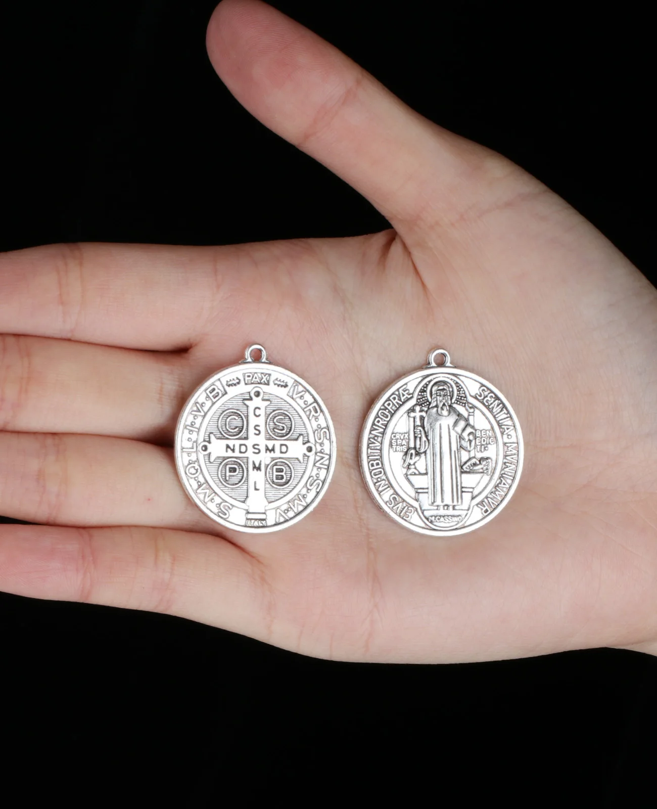 Diyalo 2 teile/los katholischer runder exorcism st. benedict medaille anhänger diy handgemachte halskette schlüssel bund chaplet schmuck teile – Detail 3