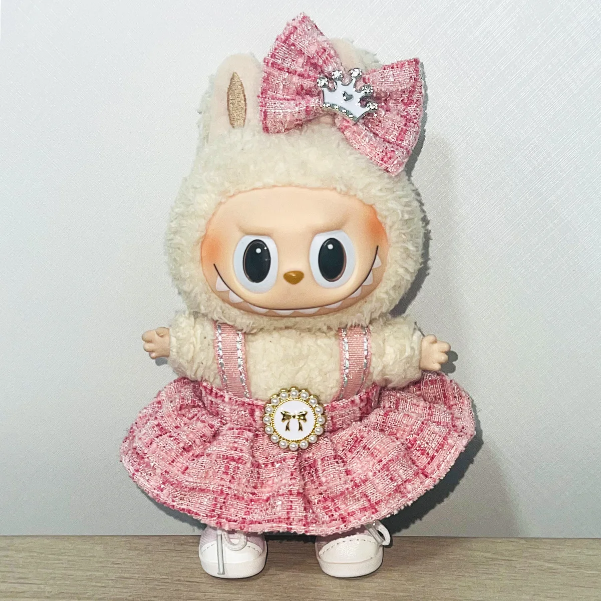 Bellissimi vestiti da 17 cm per labubu Accessori per bambole Giocattoli per ragazza Abito da cameriera Sciarpa con gonna in pizzo bianco Fiocco rosa Tuta da cowboy regalo