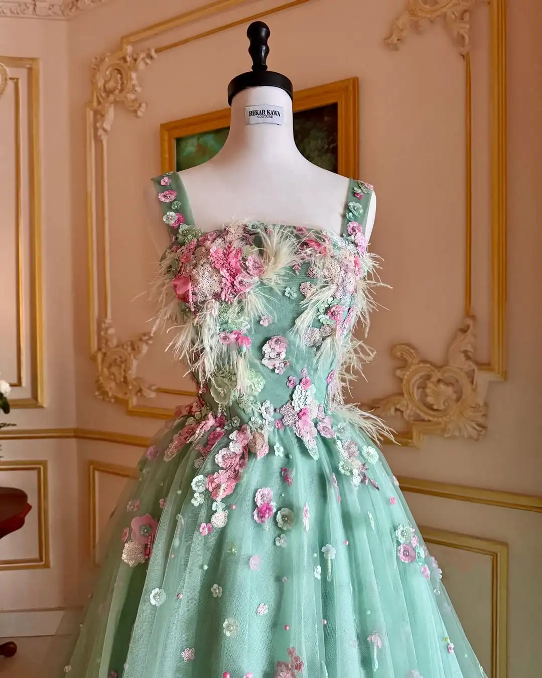 Design Romantic Fairy Tale Ball Gown Spaghetti Strap 3D Floral Feather Embellished Tulle Lace Up Evening Prom Formal Party Dress