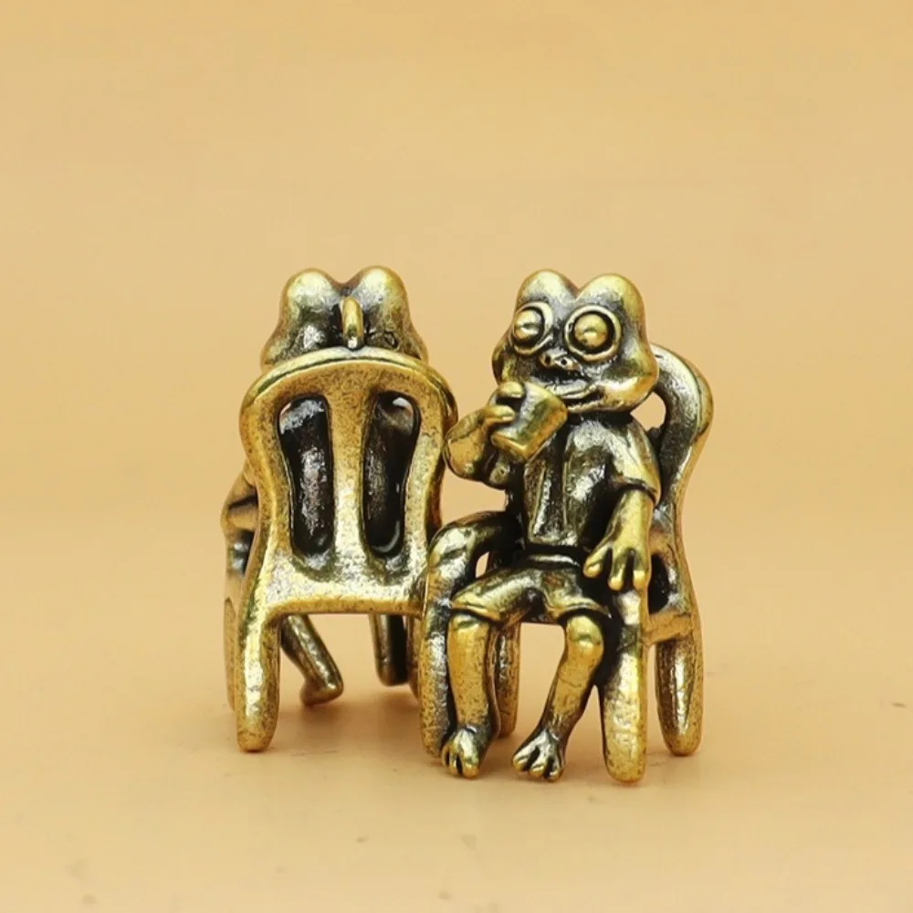 طاولة مكتب نحاسية صلبة زخرفة صغيرة ضفدع صغير يجلس على كرسي شرب الشاي ديكور المنزل سطح المكتب الشاي الحيوانات الأليفة للهدايا #1