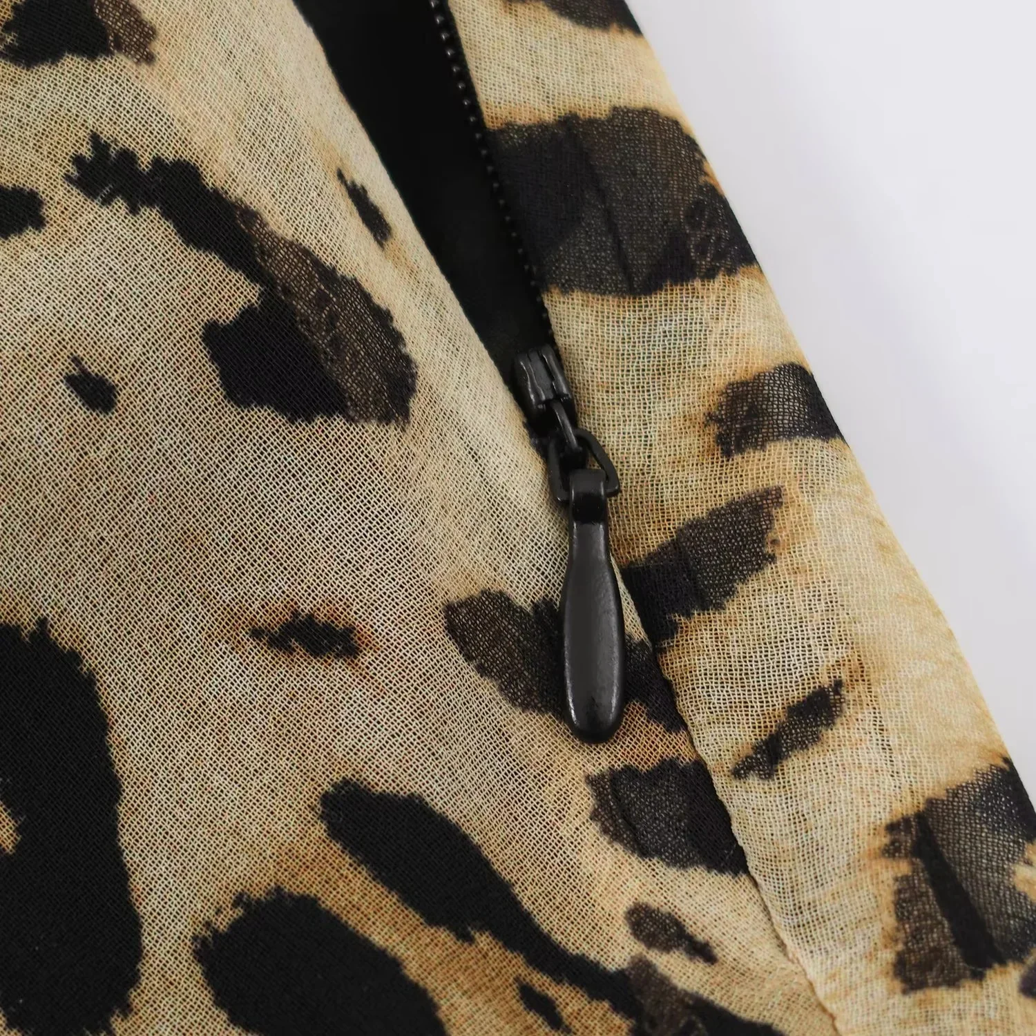 KONDALA Damen Sexy Urlaubs-Leoparden-Rückenfreies Langes Kleid 2026 Sommer Trendiges Strandparty-Neckholder-Kleid Elegantes Schwingendes Neck-Kleid – Detail 10