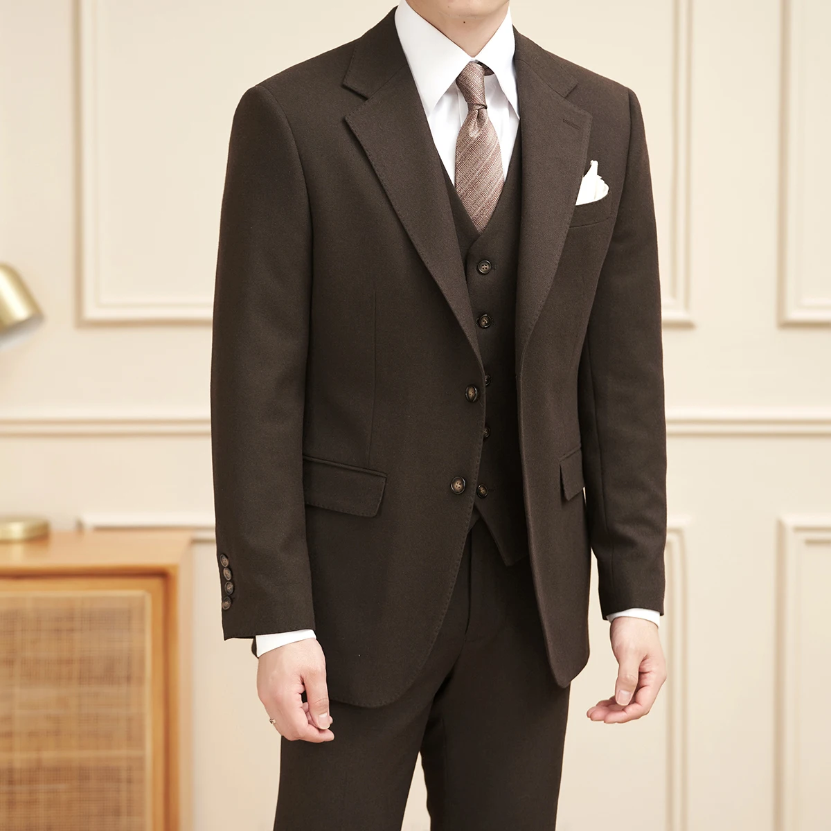 

Высококачественные мужские банкетки с универсальным и модным свадебным комплектом из трех предметов в деловом стиле.