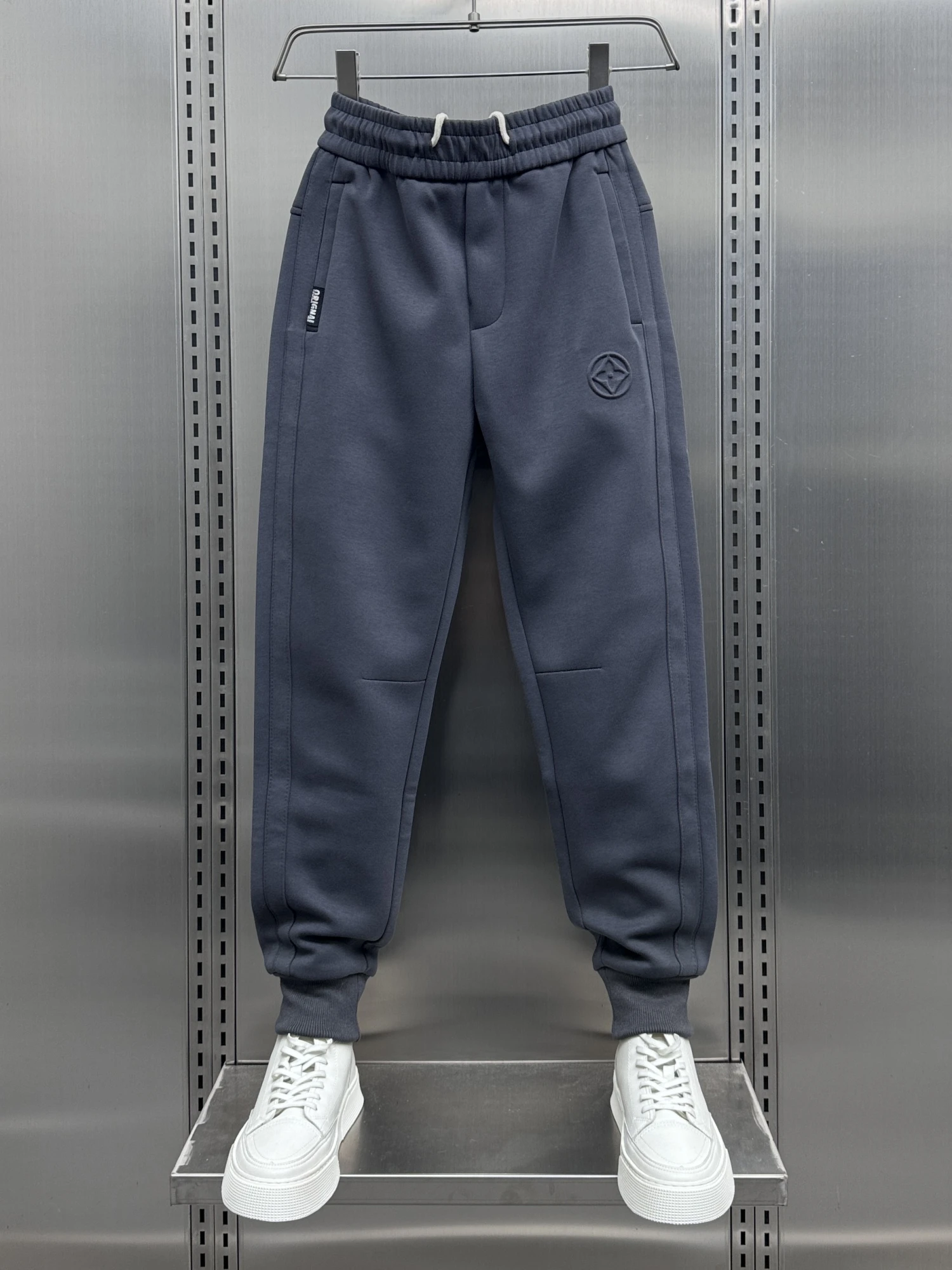 

Модные повседневные брюки для мужчин с небольшими нашивками, облегающие, спортивные, в стиле Харадзюку, длинные, устойчивые к сминанию, утолщенные, однотонные