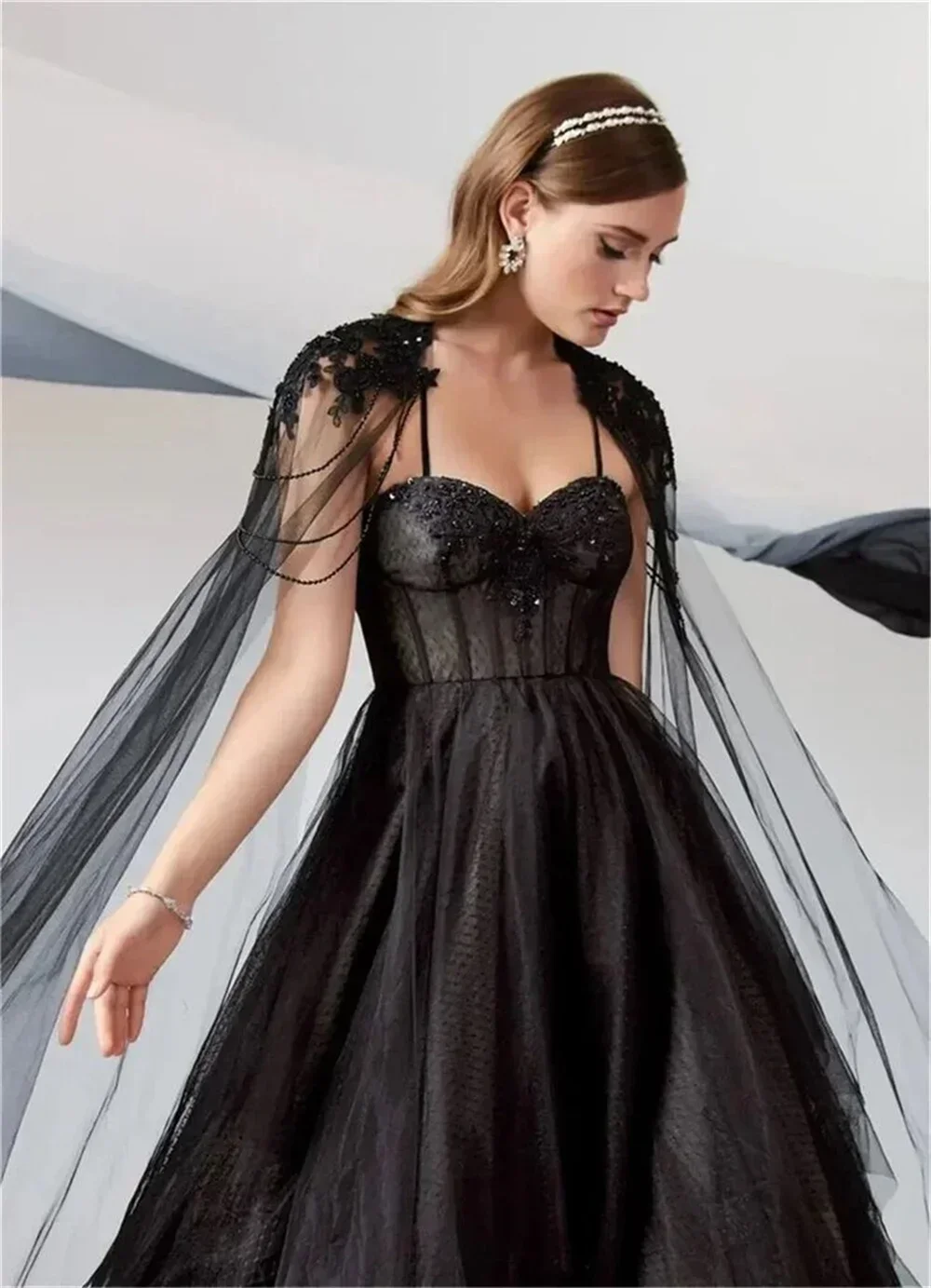 Elegant Gothic A-line Prom Dress with Spaghetti Straps Tulle Evening Gown Featuring Sweetheart Neckline and Detachable Shawl2024