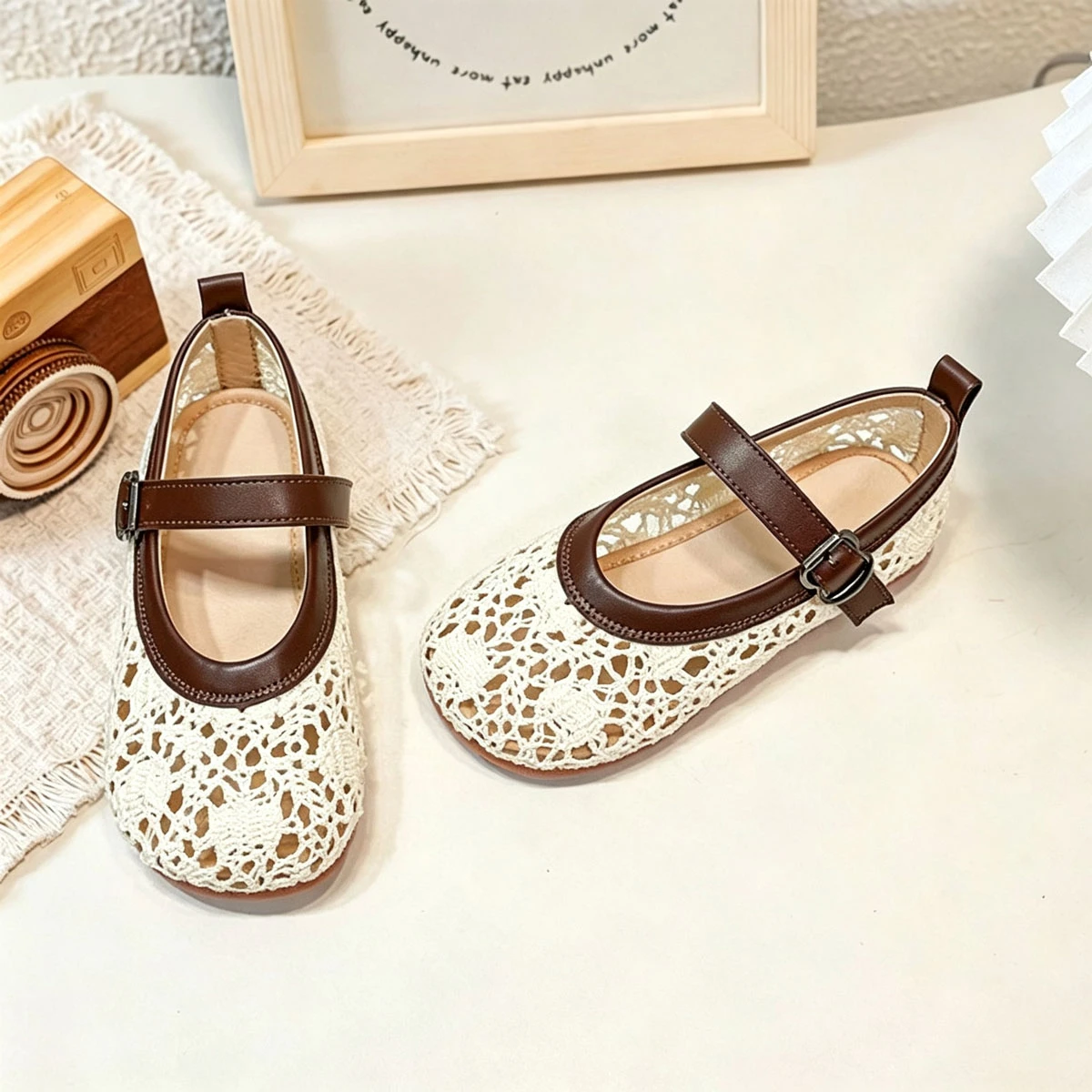 Mädchen Häkel-Ledersandalen 2026 Neue Sommer Kinder Barfuß-Sandalen Rutschfest Einfacher Retro-Stil Party Hochzeit Festliche Schuhe – Detail 4