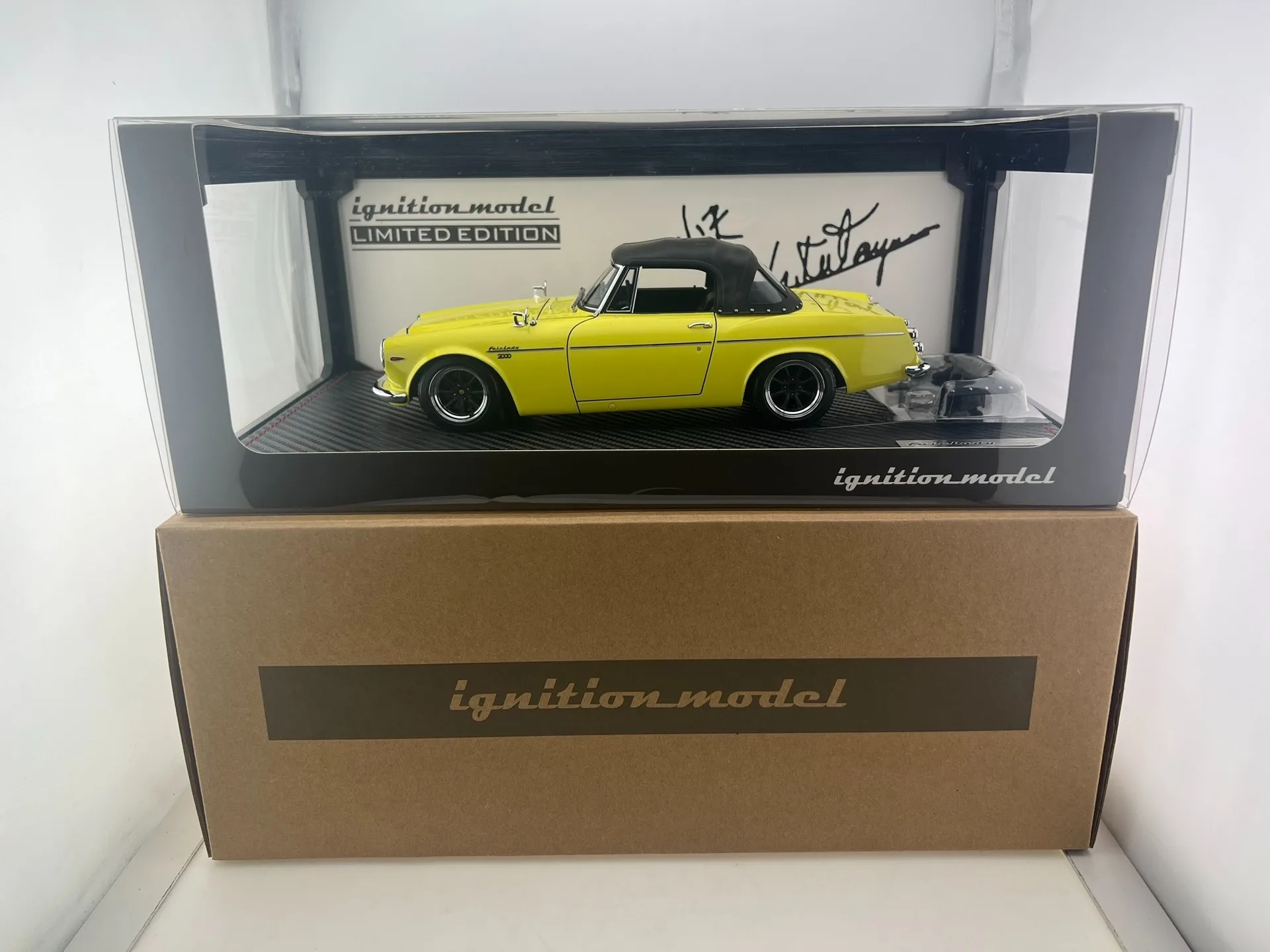 

Flaws Diecast IG 1/18 Scale Dartson 2000 SR311 Convertible Car Model Collectible Toy Gift Souvenir Display Ornament