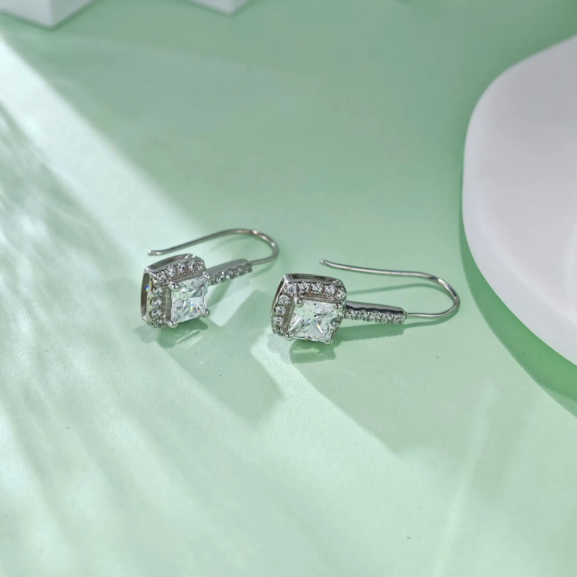 PT950 Platinum Dangle Earrings for Women 1Ct Cushion-Cut 4-Prong Halo Design Elegant Celebrity-Inspired Sweet Jewelry