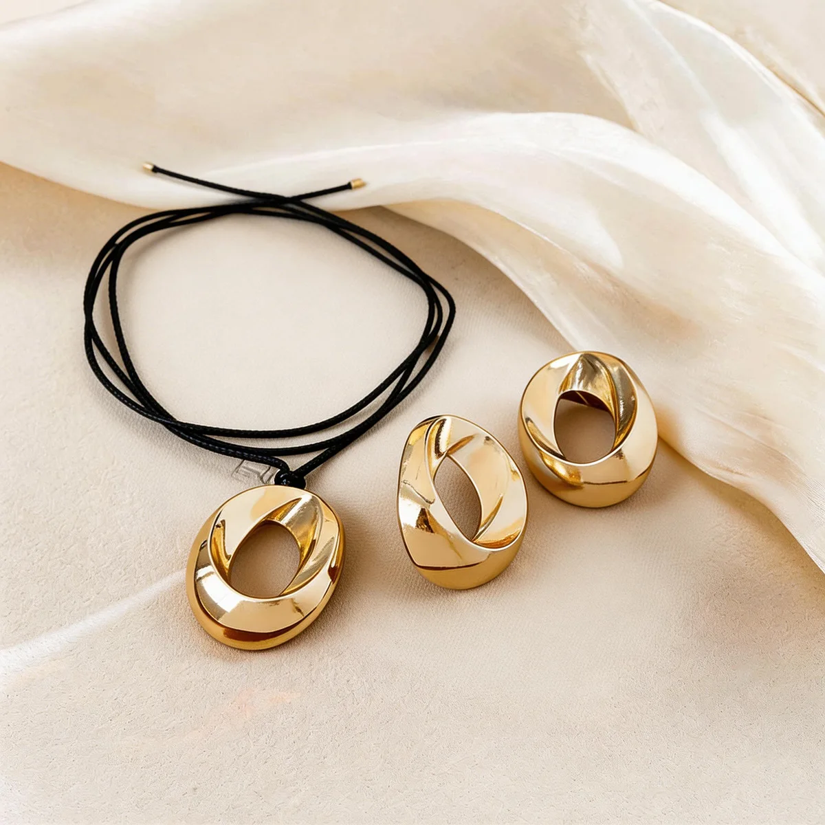 Non-specification oval pendant necklace light luxury niche versatile collarbone chain fashion necklace women