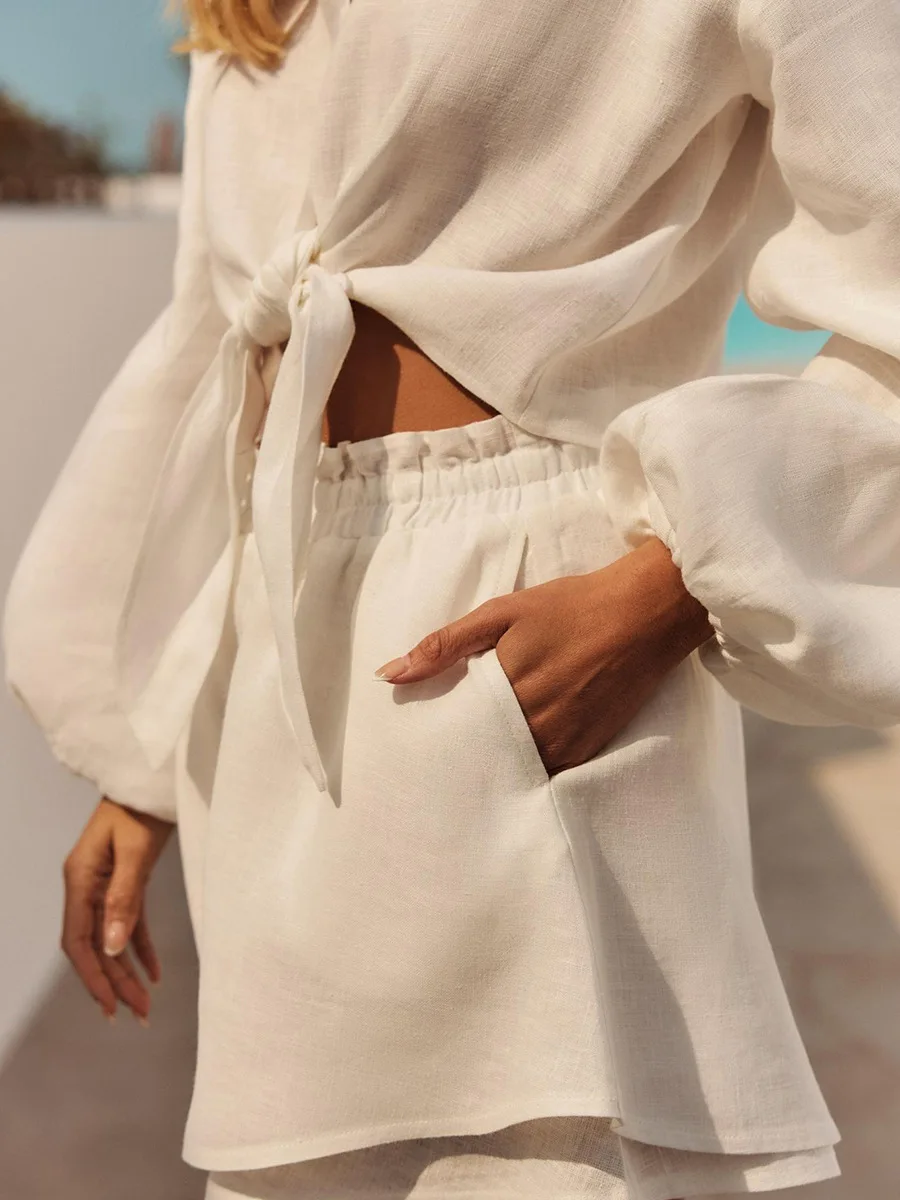 흰색 세련된 반바지 세트 새로운 싱글 브레스트 퍼프 슬리브 블라우스 + 탄성 허리 계층화 된 반바지 여성을위한 여름 휴가 캐주얼 정장