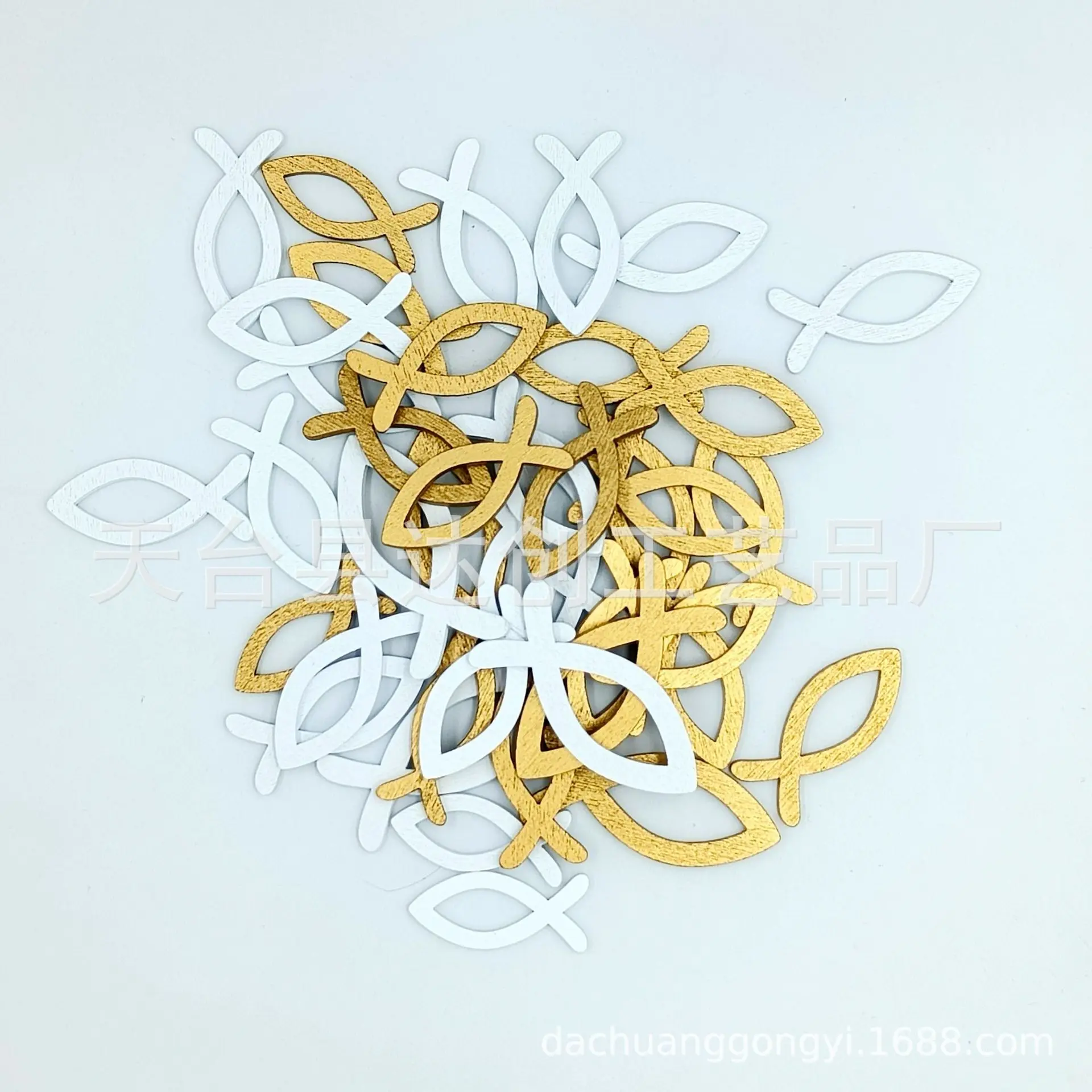 Vendas diretas da fábrica misturadas multi-especificações de madeira oca pequena cor de peixe imagem simples produtos decorativos de madeira