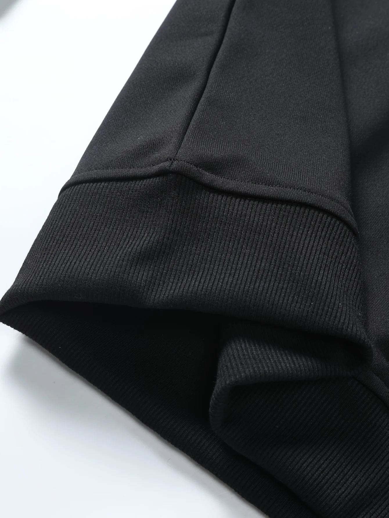 سويت شيرت رجالي برسومات متدرجة باللونين الأخضر والأسود مستوحى من الطراز القديم - طباعة على الوجهين 250 جرام، أكمام طويلة