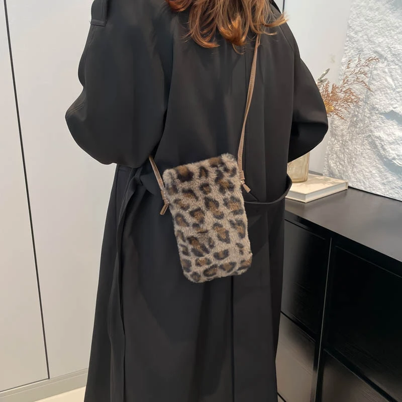 Mode Frauen Kuh Druck Mini Schulter Taschen Weibliche Winter Plüsch Unterarm Taschen Leopard Zebra Muster Flauschigen Tragetaschen Kleine Geldbörsen – Detail 12