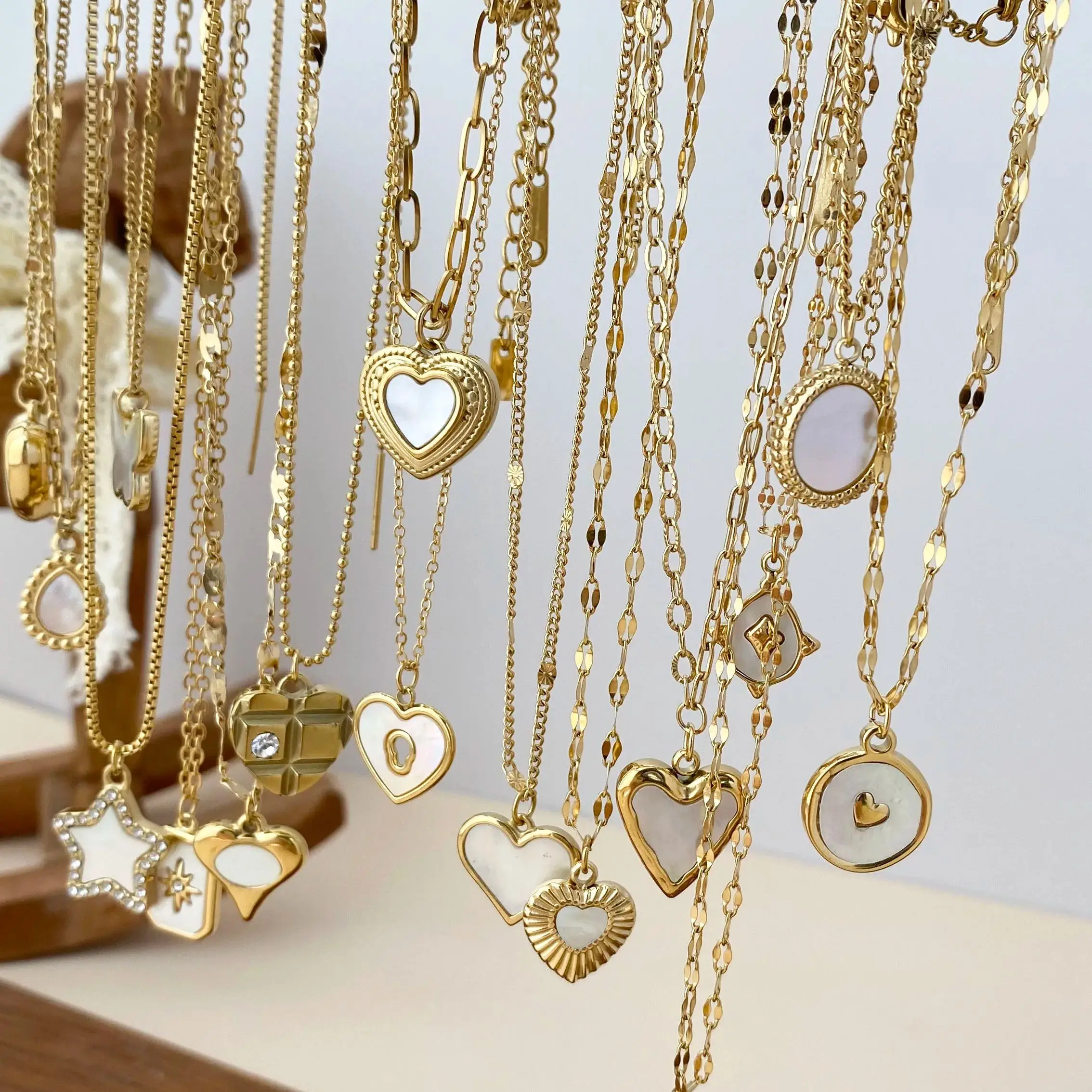 

CARLIDANA French Retro Stainless Steel Gold Plated Shell Necklace for Women Simple Love Heart Pendant Link Fashion Jewelry