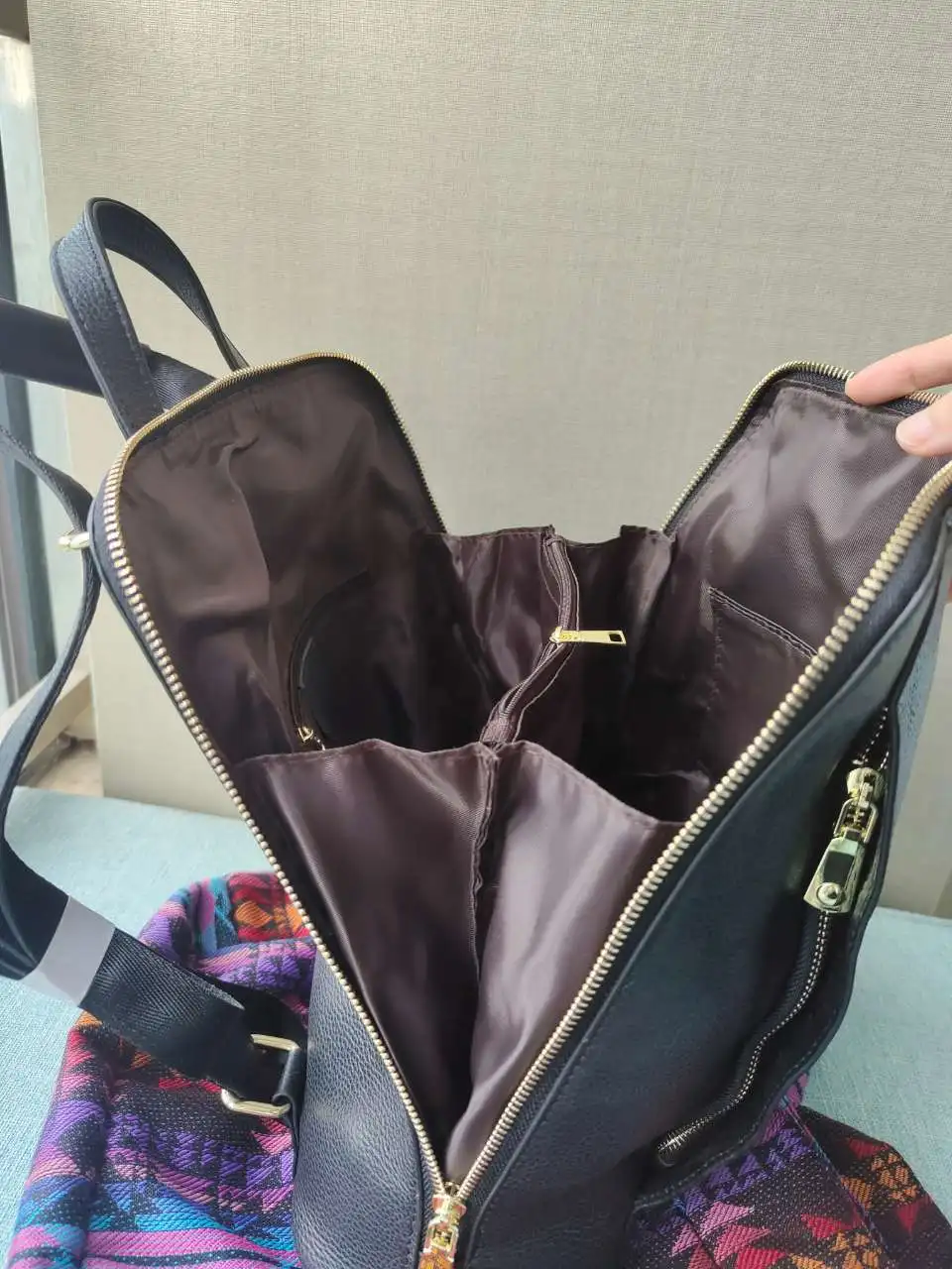 Zency 100 % echtes Leder, reinweißer Rucksack, Damen-Rucksack mit Krokodilmuster, passend für A4-Magazin-Laptops – Detail 16