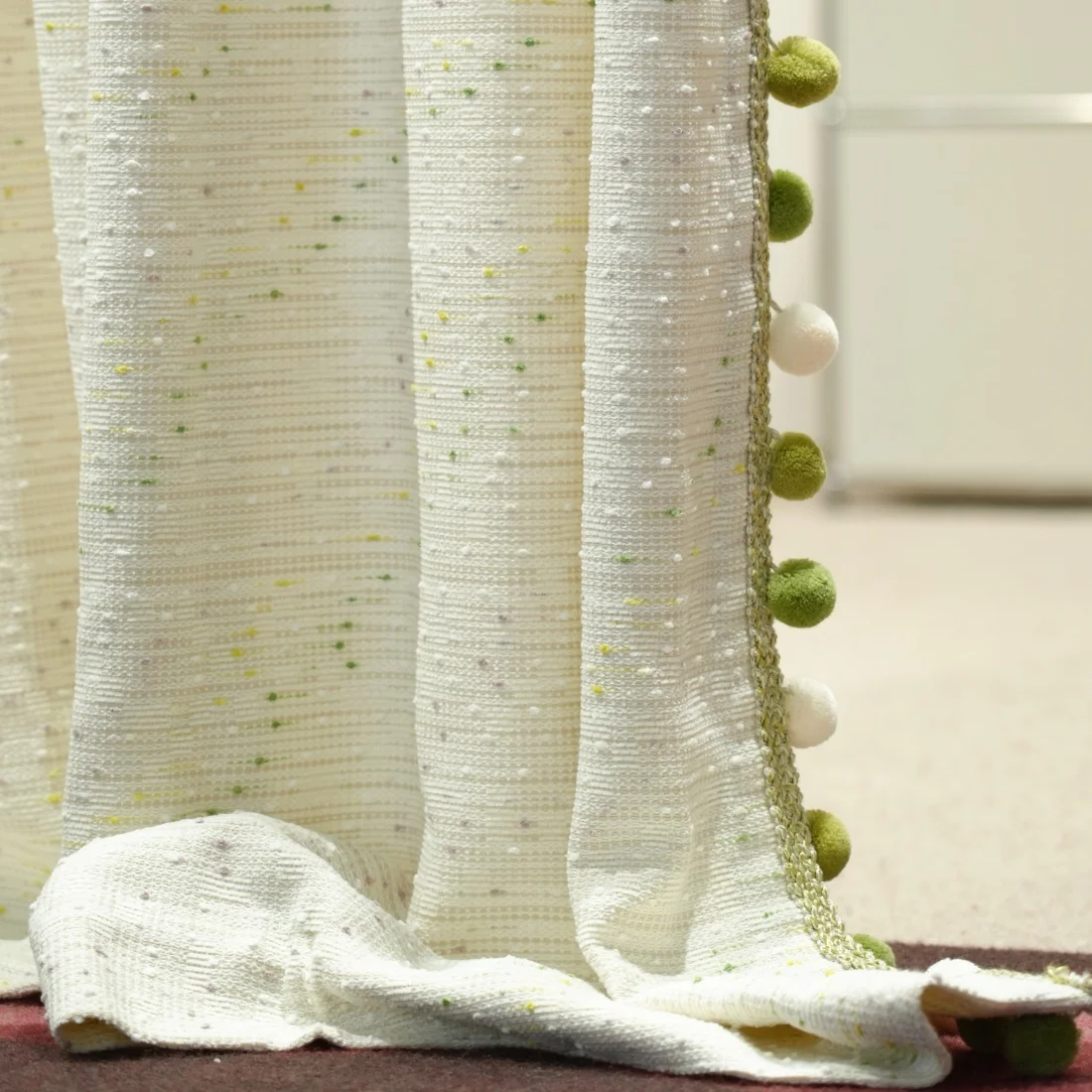 nuove-tende-francesi-per-finestre-con-texture-in-tessuto-color-crema-contrasto-bianco-matcha-palla-di-pelliccia-e-pizzo-per-la-camera-da-letto