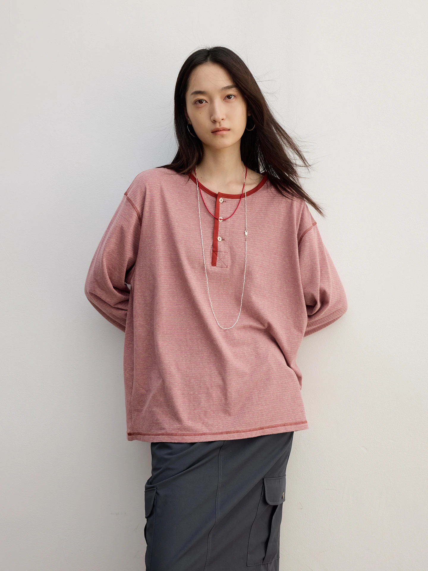 

Футболка женская из органического хлопка с длинным рукавом, весенняя, в тонкую полоску, свободного кроя, с воротником Хенли, цвета пасты, розовая