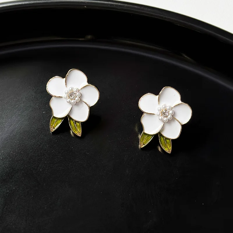 Trendy Cute White Flower Stud Earrings for Women Girls Enamel Oil Camellia Green Leaf Crystal Imitation Pearl Earrings Jewelry