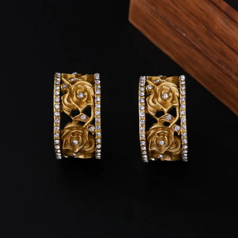 

Серьги-гвоздики Court Rose в средневековом стиле, элитные, нишевые, с бриллиантами, C-образные, геометрические