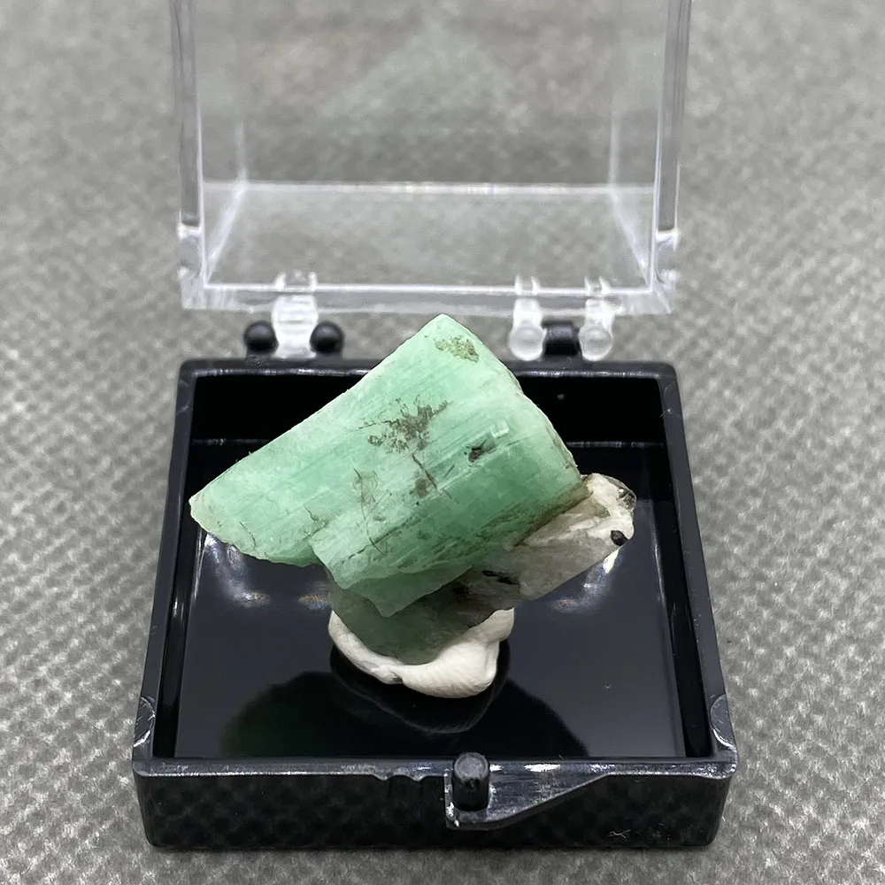 100% Natural green emerald mineral gem-grade crystal specimens stones and crystals quartz crystals +Box 3.5cm