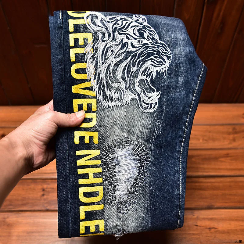 Pantalones vaqueros bordados de tigre para hombre, pantalones ajustados de calle guapos, raspadores elásticos de tendencia impresa, agujeros y parches