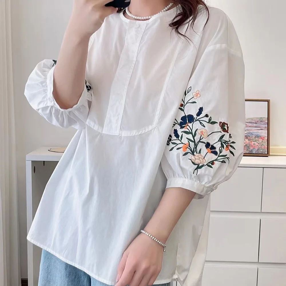 Nieuw zomer katoenen shirt met lantaarnmouwen, dames O-hals borduurknop, Mori Girl Vintage Japanse stijl losse blouse T56650CC