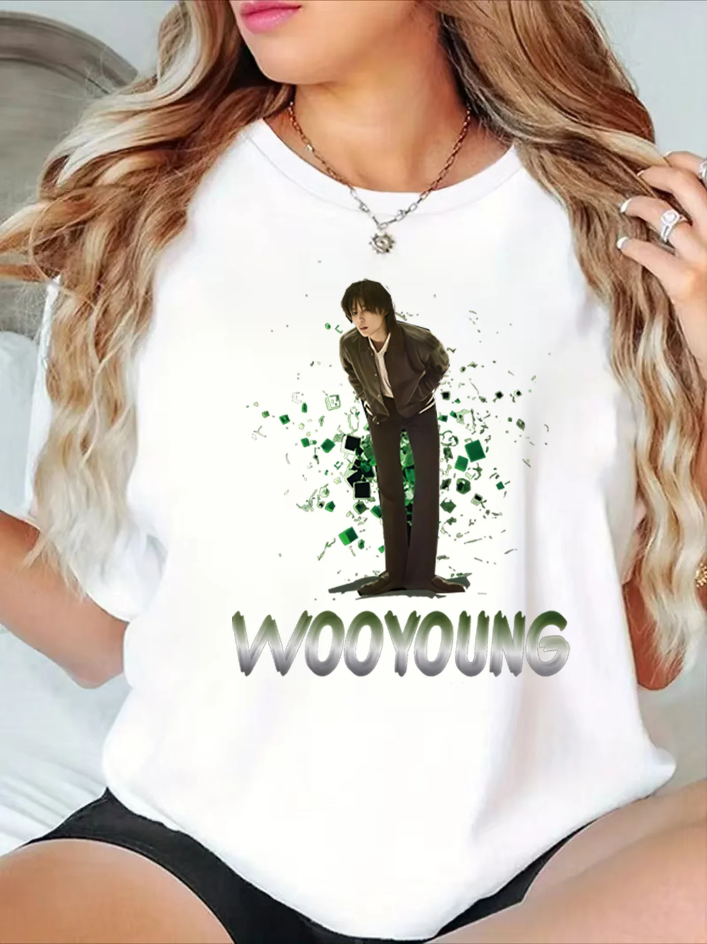 Illustrations of stylish, all-season women's full-body outfits featuring classic looks and cool T-shirts.  oversized t shirt