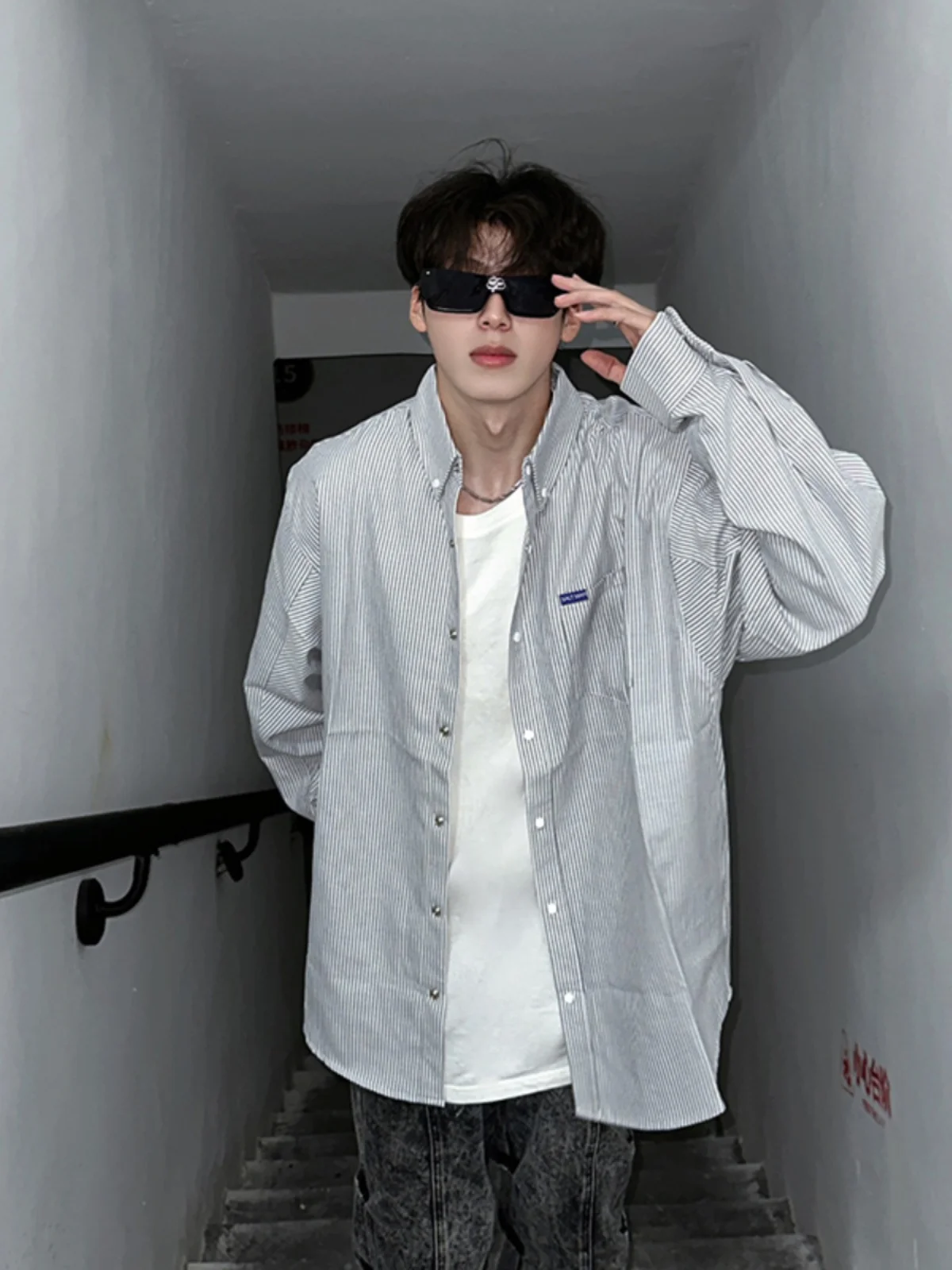 

Светло-серая мужская рубашка в вертикальную полоску с длинным рукавом, осенняя, модная, стильная, повседневная, свободного кроя, дышащая, удобная