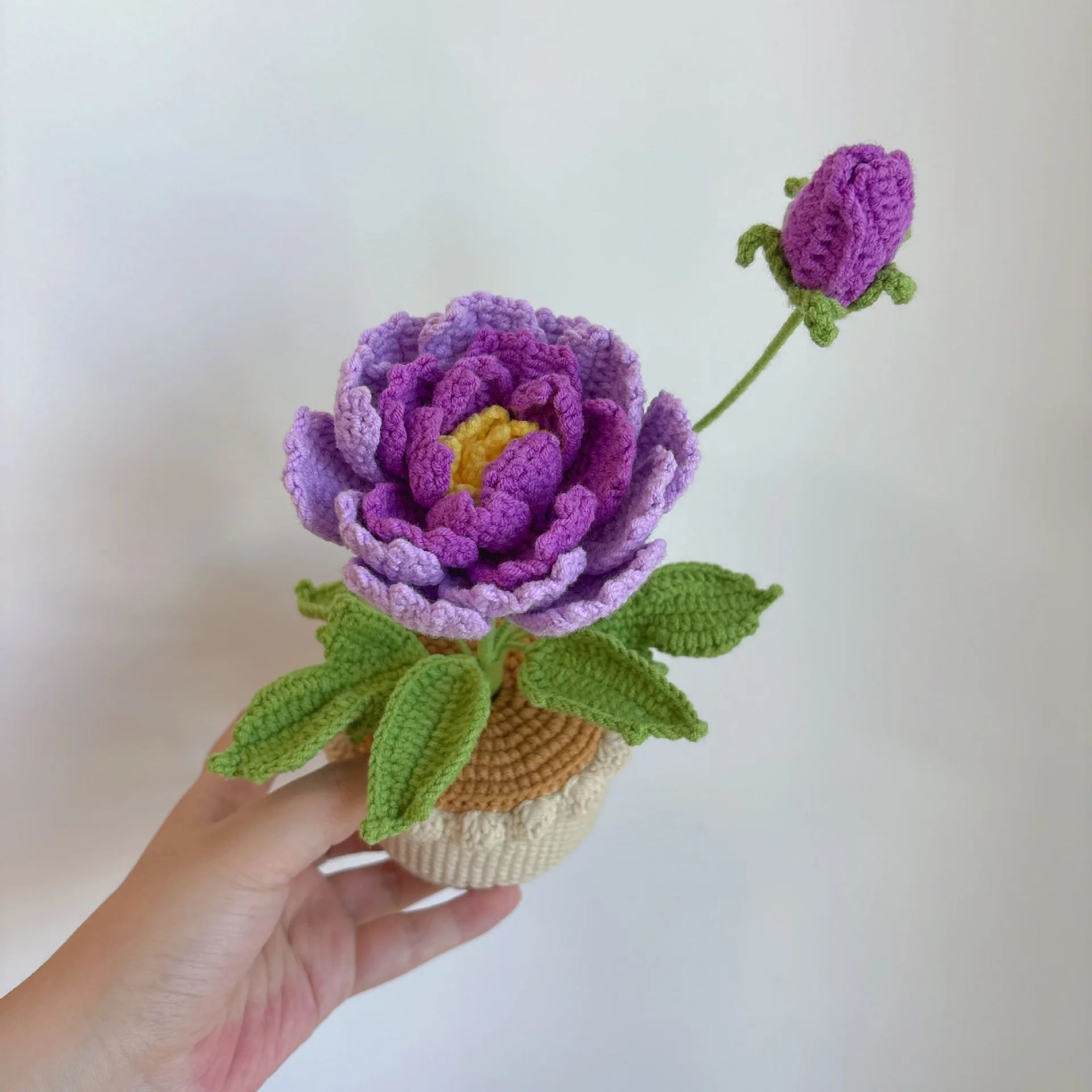 Kreativer gestrickter Pfingstrosen-Blumentopf, handgewebte Pfingstrosen-Häkelblume im Topf, Dekoration für Schreibtisch und Bücherregal, Geschenk – Detail 6