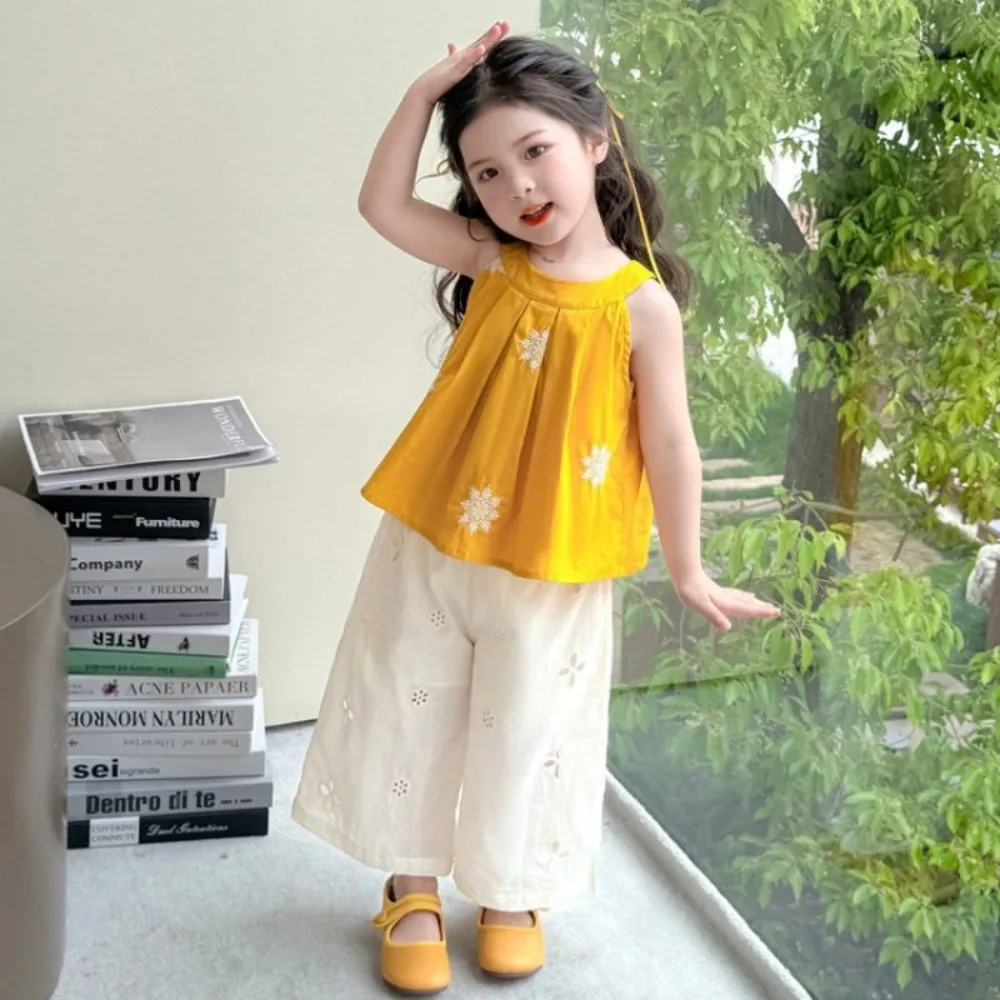 Bear Leader النسخة الكورية الصيفية أزياء الفتيات ملابس زهرة مطبوعة أصفر بلا أكمام أعلى + السراويل البيضاء مجموعة الأطفال عارضة