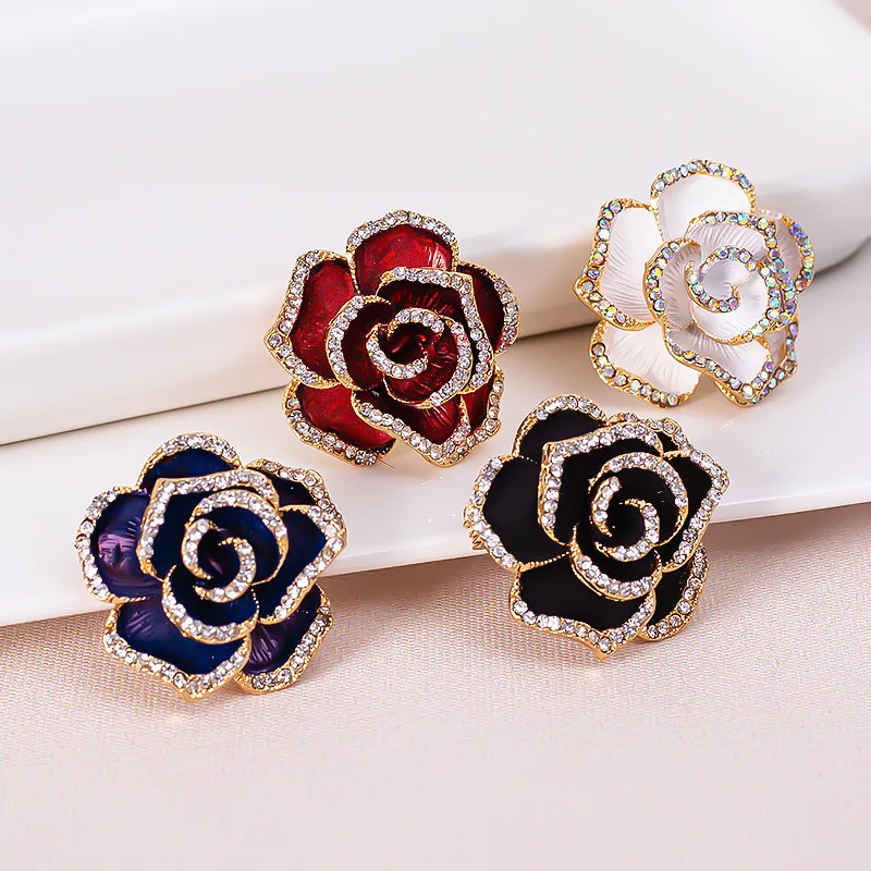 

2024 New camellia brooch with sparking rhinestone metal brooch with pearl female retro small brooch coat suit accessories