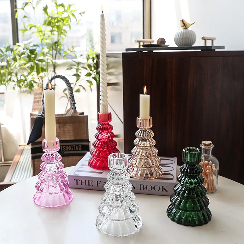 Moderner, minimalistischer Weihnachtsbaum aus Glas, Kerzenhalter, Ornament, Weihnachtsdekoration, festliche Atmosphäre, Requisiten, Heimdekoration
