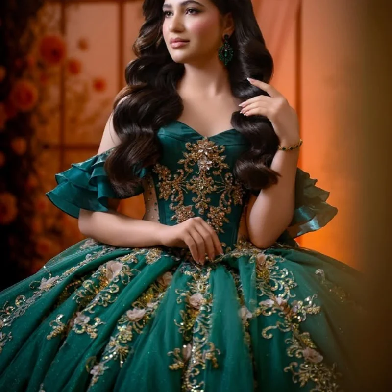 

Блестящее темно-зеленое платье с открытыми плечами, кристаллами, золотистым глиттером, 3D цветами, длинным шлейфом и бантом. Платье для 15-летия (Quinceañera). Возможно изготовление на заказ.