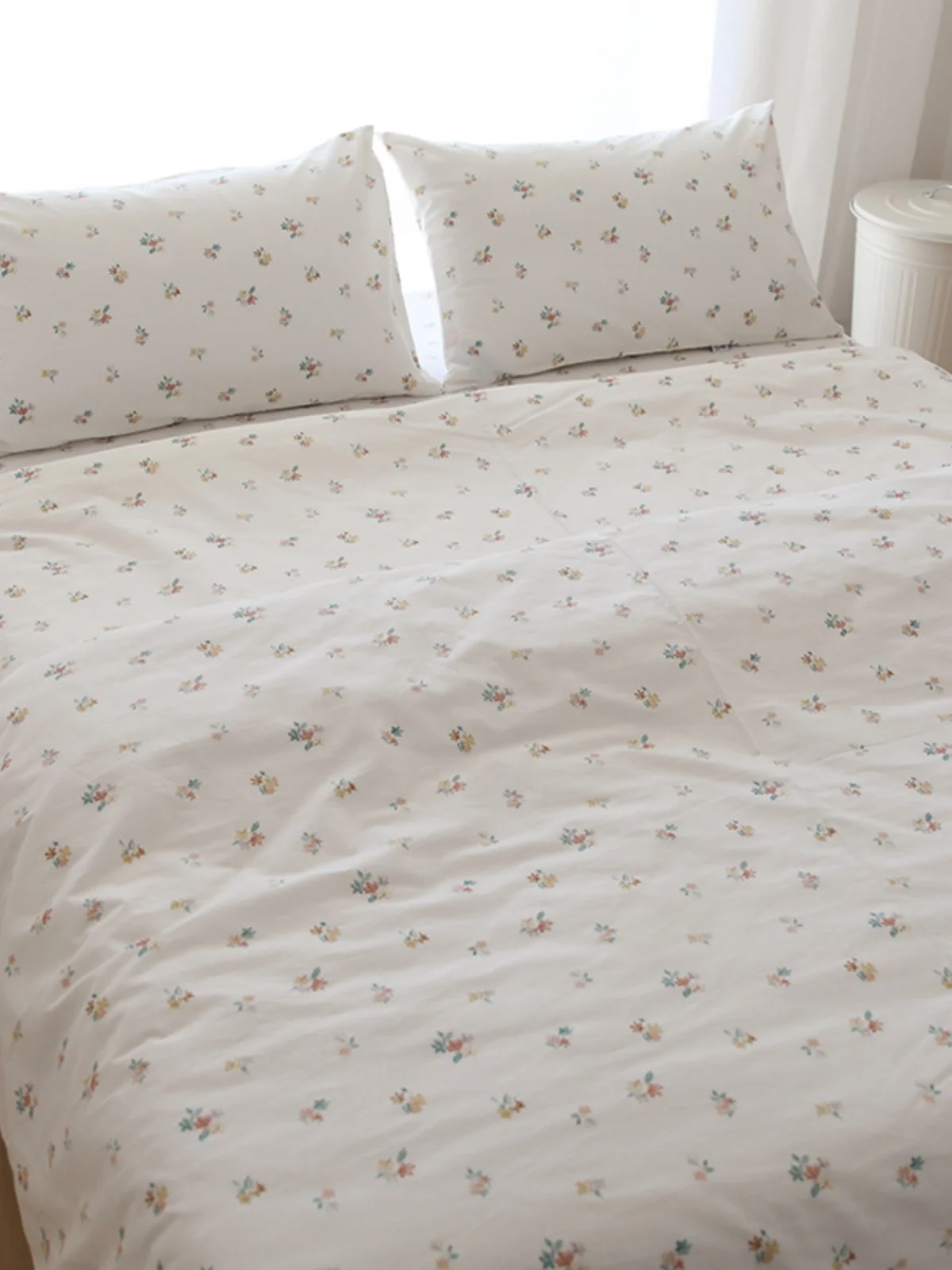 

Комплект постельного белья из чистого хлопка с мелким цветочным узором, четыре предмета: пододеяльник, простыня, наволочки, балдахин. Комплект из трех предметов, полностью хлопковое постельное белье.