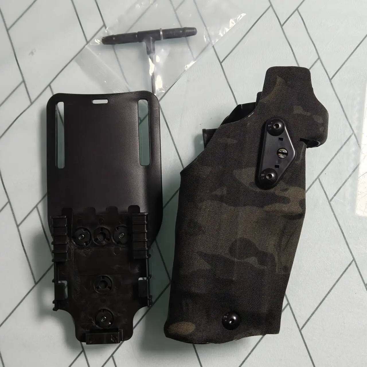 Funda táctica liberación rápida para Glock 17 con linterna X300 - imagen 4