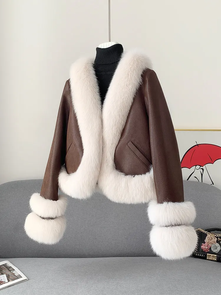 Neue kurze weiße Gänsedaunenjacke aus Fuchspelz und Wildlederfellmantel für junge und modische Frauen im Winter 2025