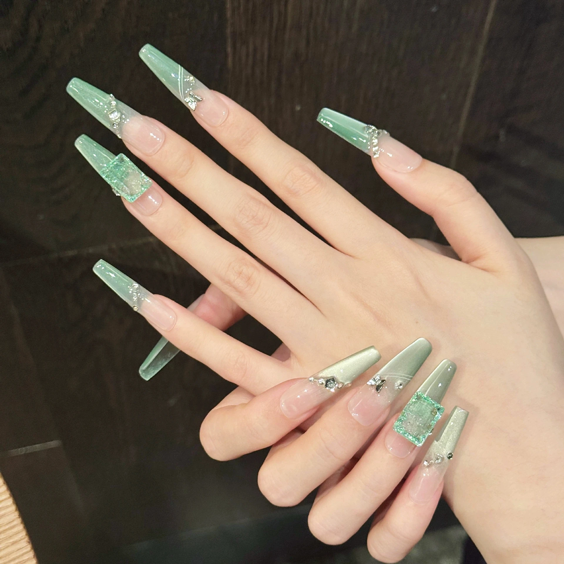 손톱에 누르기 민트 그린 고양이 눈 수제 가짜 손톱 K9 다이아몬드 장식 긴 발레 그라데이션 프랑스어 거짓 손톱 아몬드 10pcs