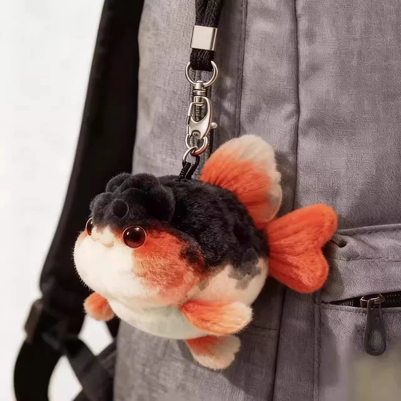 Pluszowa zabawka mała złota rybka o wysokiej estetyce, urocza pluszowa rybka jako zawieszka do torby lub breloczek, super urocza lalka.