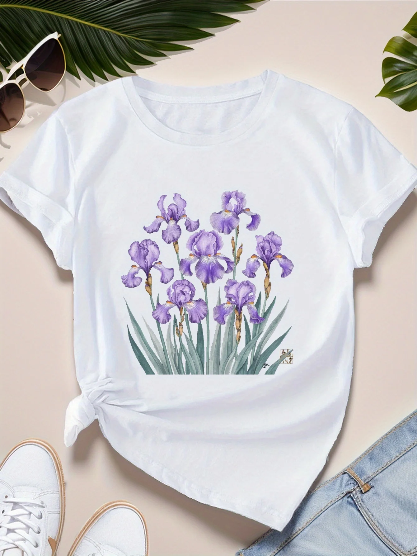 

Women's T-Shirt Irises Background Wildflower Floral Tee Birth Month Flower Gift for Sister Cute Aesthetic Flower Shirt Casual
