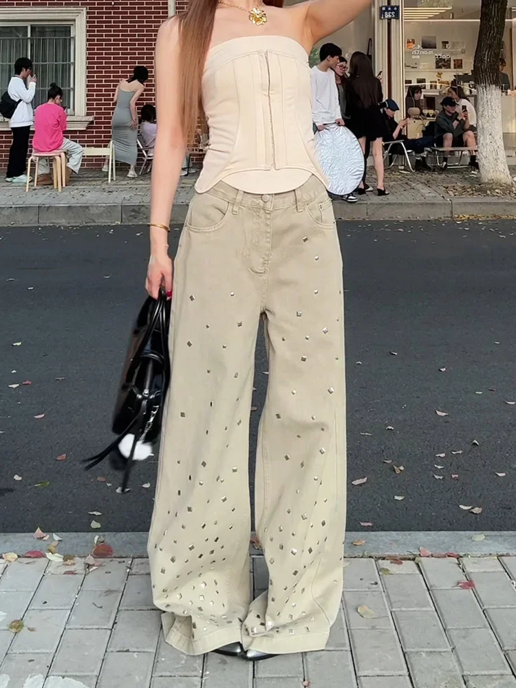 

Ретро-дизайн в американском стиле с заклепками, джинсы, пряные девушки, свободные ленивые и непринужденные широкие брюки в пол