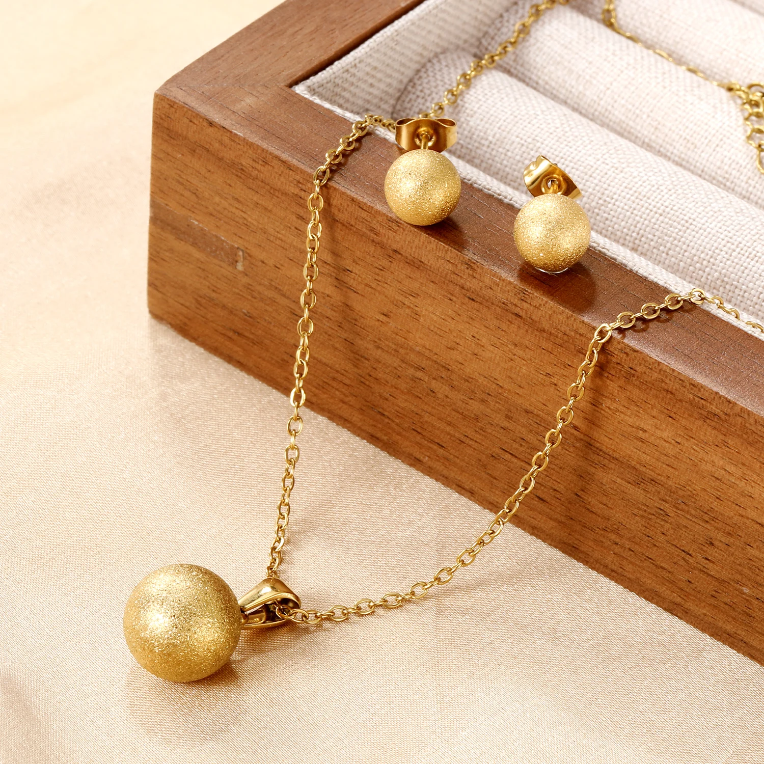 Image 7: LUXUSTEEL – ensemble de bijoux givrés, pendentifs à la mode, collier et boucles d'oreilles pour femmes, collier à chaîne ronde en acier inoxydable doré