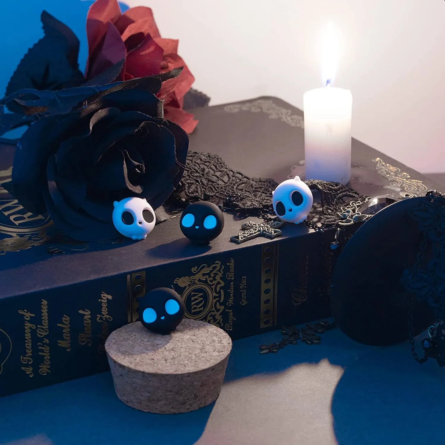 GeekShare Cute Halloween Silicone Skull Joycon Thumb Grip Caps, Cover Joystick compatibile con Steam Deck ,4 pezzi bianco e nero