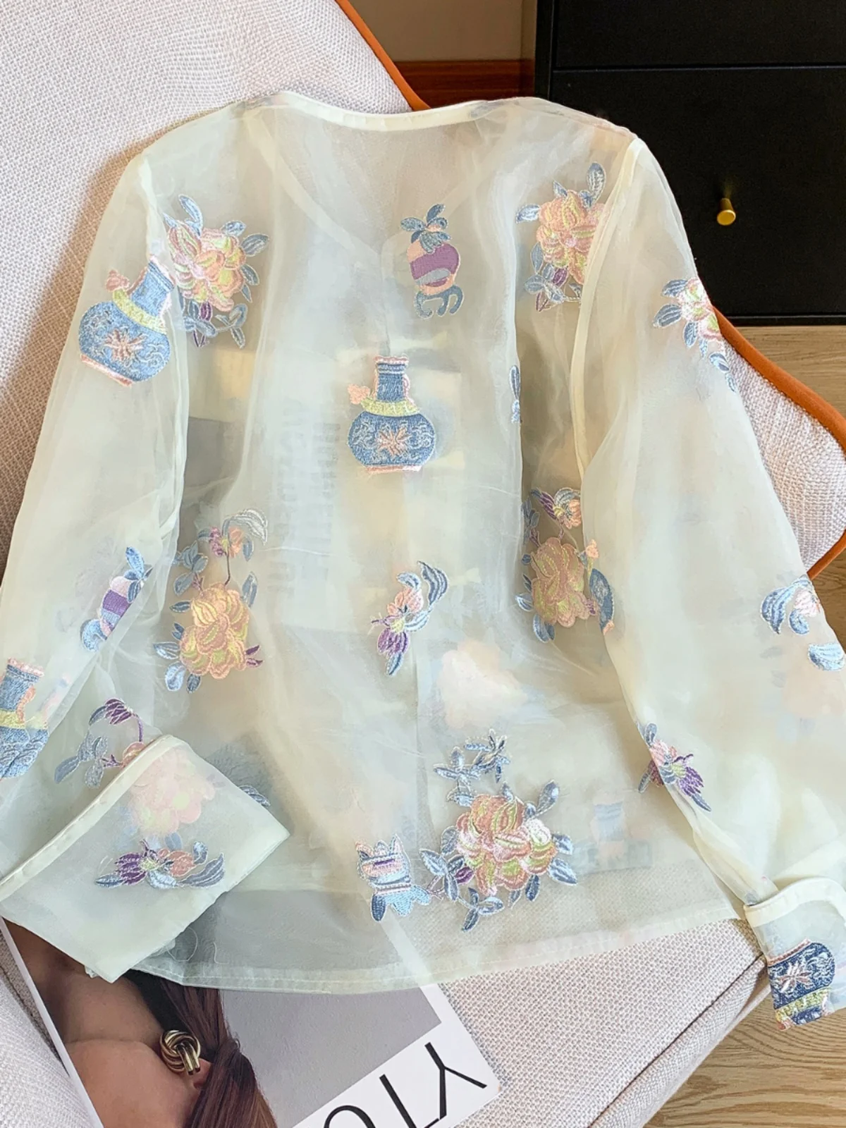 Nowa chińska bluzka damska o luźnym kroju, haftowana, cienka, chroniąca przed słońcem, z długim rękawem, stójką i kołnierzykiem.